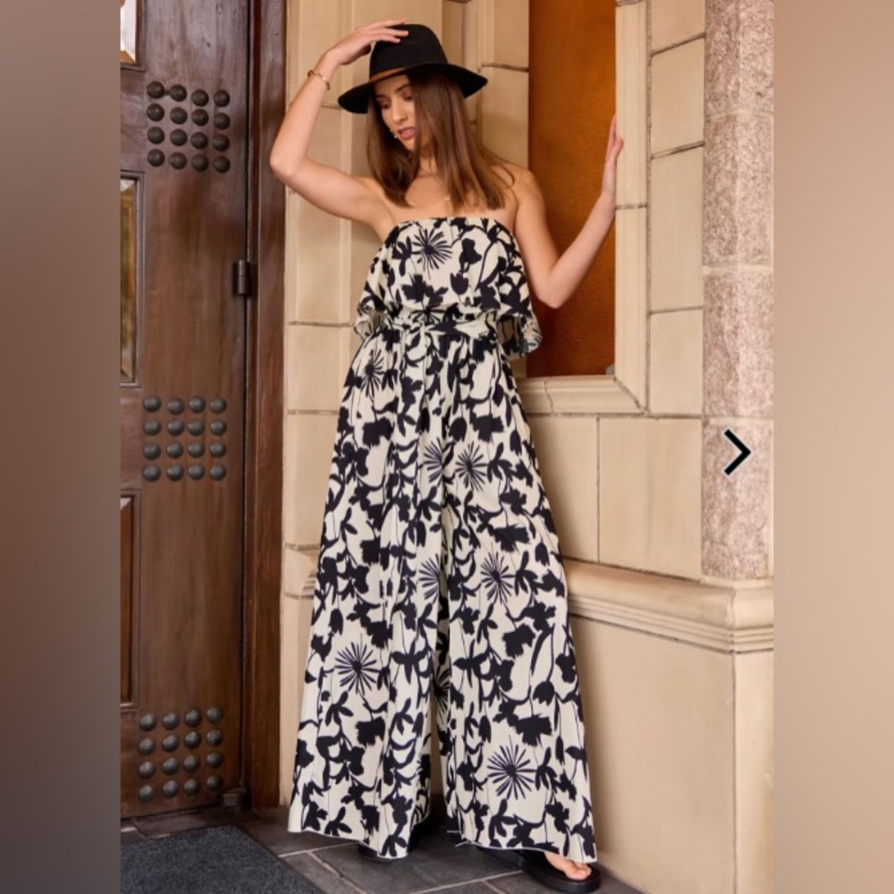 Aakaa Women’s Black-White Floral Print Strapless Jumpsuit